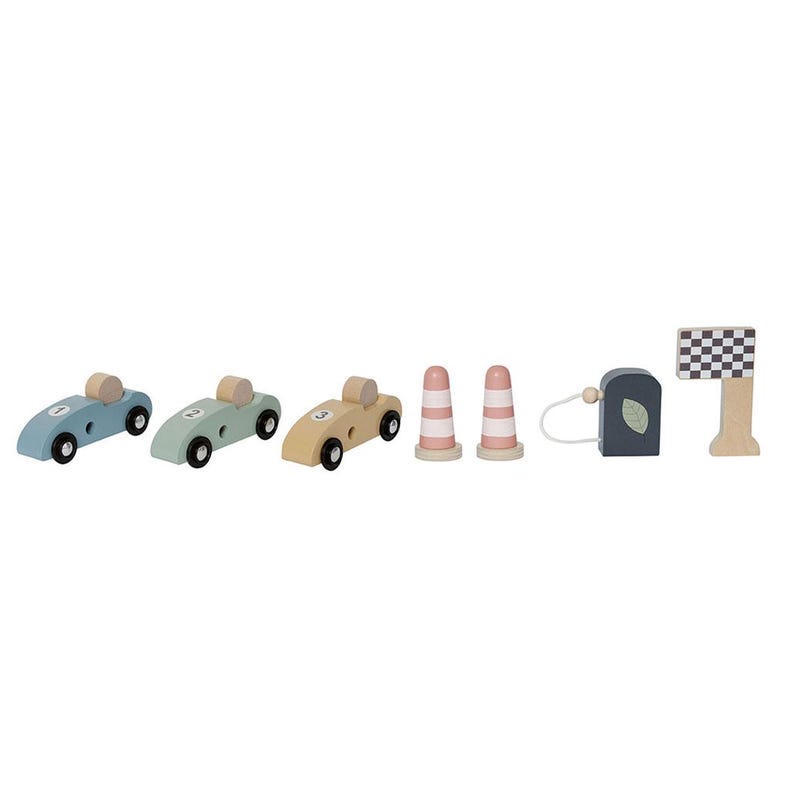 K&ouml;nnte beinhalten: Ein Holzspielzeug-Rennwagen-Set mit drei Autos in Blau, Gr&uuml;n und Beige, jedes mit einer Nummer. Das Set enth&auml;lt zwei Verkehrskegel, eine Zapfs&auml;ule und eine Zielflagge. Die Autos sind etwa 10 cm lang.