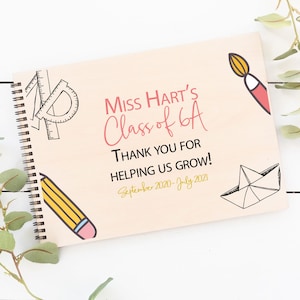 Puede incluir: Un álbum de recortes de madera con un diseño rosa y negro. La portada dice "Miss Hart's Class of 6A Thank You for Helping Us Grow! September 2020-July 2021".