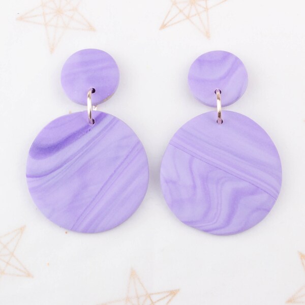 Pendientes de declaración de arcilla de polímero de mármol, pendientes modernos hechos a mano en colores pastel, pendientes de colgantes de círculo en patrón de mármol lila