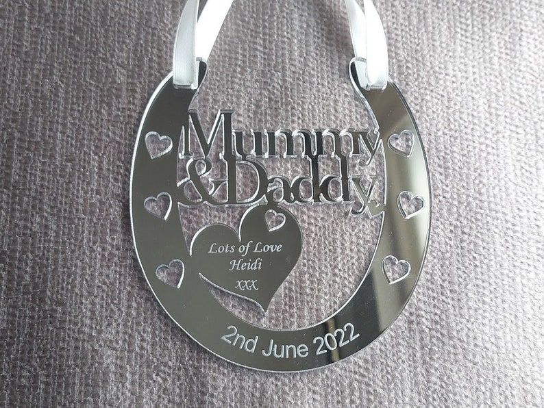 Pu&ograve; includere: Ciondolo a forma di ferro di cavallo in specchio argentato con il testo "Mummy & Daddy" e "Lots of Love Heidi xxx 2nd June 2022".