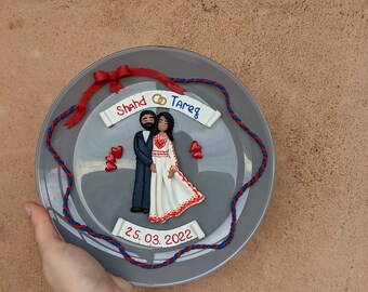 Personalisierter Hochzeitsteller, personalisierter Namen und Datum, Braut & Bräutigam Keramik, dekorativer 3D-Keramikteller, Jubiläums- oder Verlobungsgeschenk