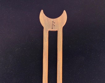 Halbmond Holz Haarnadel / Haargabel Wikinger Nordische Halskette Lignum Vitae Holz graviert mit Runen oder Bindrune