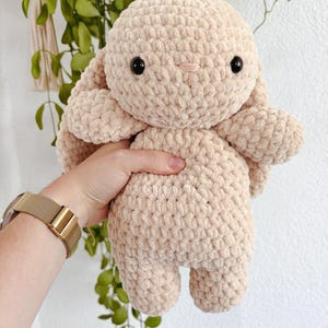 Gehäkelter Plüschhase – Amigurumi Kuscheltier mit langen Ohren – Handgemachter Stoffhase – optional mit Onzie – Ostern