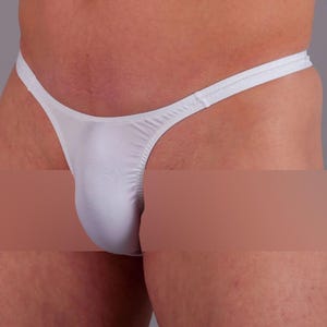 Könnte beinhalten: Weiße String-Unterwäsche mit dünnem Banddesign.