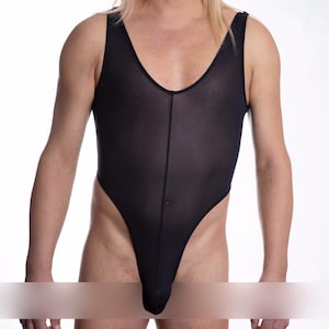 Op de afbeelding: Zwarte, doorschijnende body met een ronde hals en een stringrug.