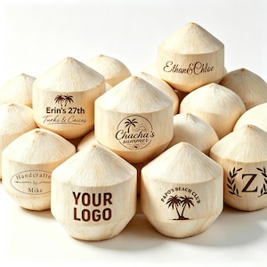 Puede incluir: Una colección de cocos de color claro, lisos y de forma hexagonal, cada uno con textos y gráficos únicos grabados con láser en marrón oscuro, incluyendo frases como Erin's 27th, Chacha's summer, Ethan&Chloe, Handcrafted by Mike y Papo's Beach Club.