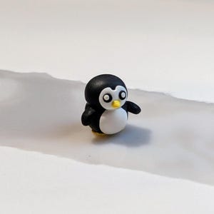 Mini figurine pingouin - pingouin en pâte polymère sculptée à la main - animal de compagnie pingouin mignon - compagnon de bureau pingouin - cadeau pingouin