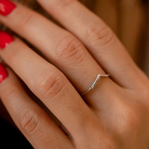 Sterling Silver Chevron Ring - Dainty Chevron Stacking Ring - Minimalist Midi Ring - Chevron Wedding Ring - V Chevron Ring - V Shape Jewelry