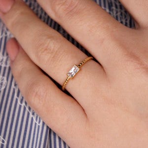 18k Gold Vermeil CZ Ring - Zirkonia Ring im Smaragdschliff - Minimalistisches Perlenband - Schichtung - Stapelung