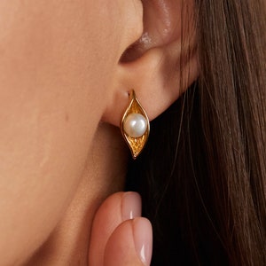Brincos de pérola | Brincos de pérola banhados a ouro 18K para noivas | Brincos de pérola | Joias minimalistas de pérola | Presente de pérola para ela | Brincos minúsculos de pérola