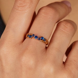 Blauwe stenen ring 24k gouden vermeil blauwe CZ ring sierlijke ring rood blauw groen wit zwart kubieke zirconia ring minimalistische ring afbeelding 1