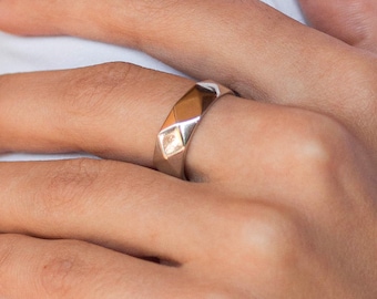 Anillo facetado de oro, alianza de boda chapada en oro de 18 quilates, anillo minimalista apilable, joyería con corte de diamante