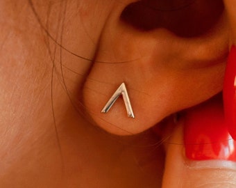 V字型イヤリング - スターリングシルバーのシェブロンスタッド - ミニマリストの幾何学的ジュエリー - 防水スタッドイヤリング