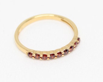 Rote CZ Ring - 24 k vergoldet 925 solid Sterling Silber - neun rote CZ Ring - zierliche kubische Zirkonia Ring - Schichtung - Stapeln Ring