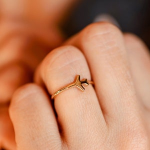 Flygplansring i guld, resesmycken i 18 karat guld, elegant minimalistisk, pilotpresent