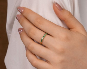 Sierlijke groene CZ ring, 24k gouden vermeil ring, negen groene zirconia, minimalistische ring, gelaagdheid, stapelen ring, womens sieraden kerstcadeau