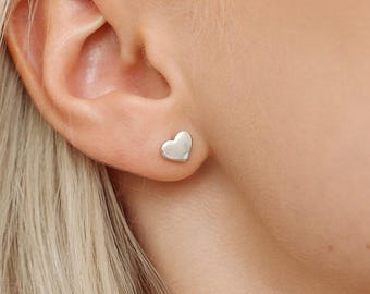 ハートスタッドピアス - スターリングシルバーハートスタッド - キュートスタッドピアス - ラブスタッド - キュートスタッドピアス - 小さなスタッドピアス