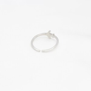Op de afbeelding: Een zilveren vliegtuigring met een eenvoudig ontwerp. De ring is open en verstelbaar.