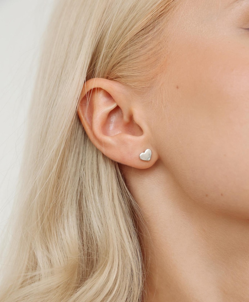 ハートスタッドピアス - スターリングシルバーハートスタッド - キュートスタッドピアス - ラブスタッド - キュートスタッドピアス - 小さなスタッドピアス 画像 1