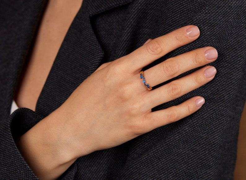 Blauwe stenen ring 24k gouden vermeil blauwe CZ ring sierlijke ring rood blauw groen wit zwart kubieke zirconia ring minimalistische ring afbeelding 6