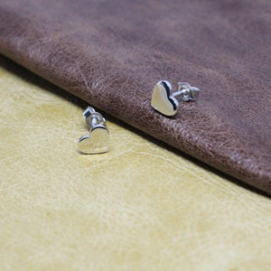 以下が含まれることがあります： 銀製のハート型のスタッドピアスのペア。ピアスは小さく繊細で、普段使いに最適です。