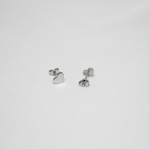 以下が含まれることがあります： ハート型のシルバーのスタッドピアスのペア