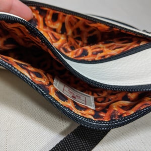 Witte vinyl Sling tas, witte Fanny Pack, pretzel voering, handgemaakte hip taille tas, zwart witte tas, dagelijks reistas, Unisex, Cross Body tas