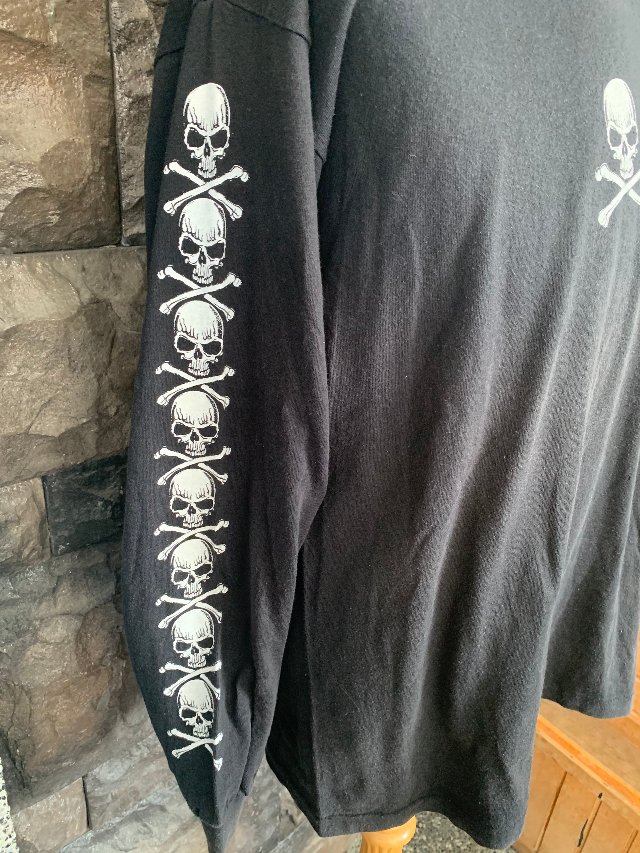 Vintage 90s Fashion Victim Skull and Crossbones Long Sleeve