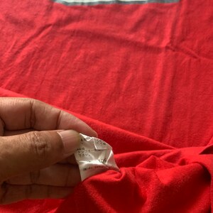 Op de afbeelding: Een rood Polo Sport T-shirt met een wit en grijs rechthoekig ontwerp over de borst. Het ontwerp bevat de woorden "POLO SPORT" en het nummer "67". Het shirt is gemaakt van een zacht, waarschijnlijk katoenen materiaal.
