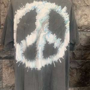 Camiseta vintage de los años 90 con el símbolo de la paz y lavado ácido