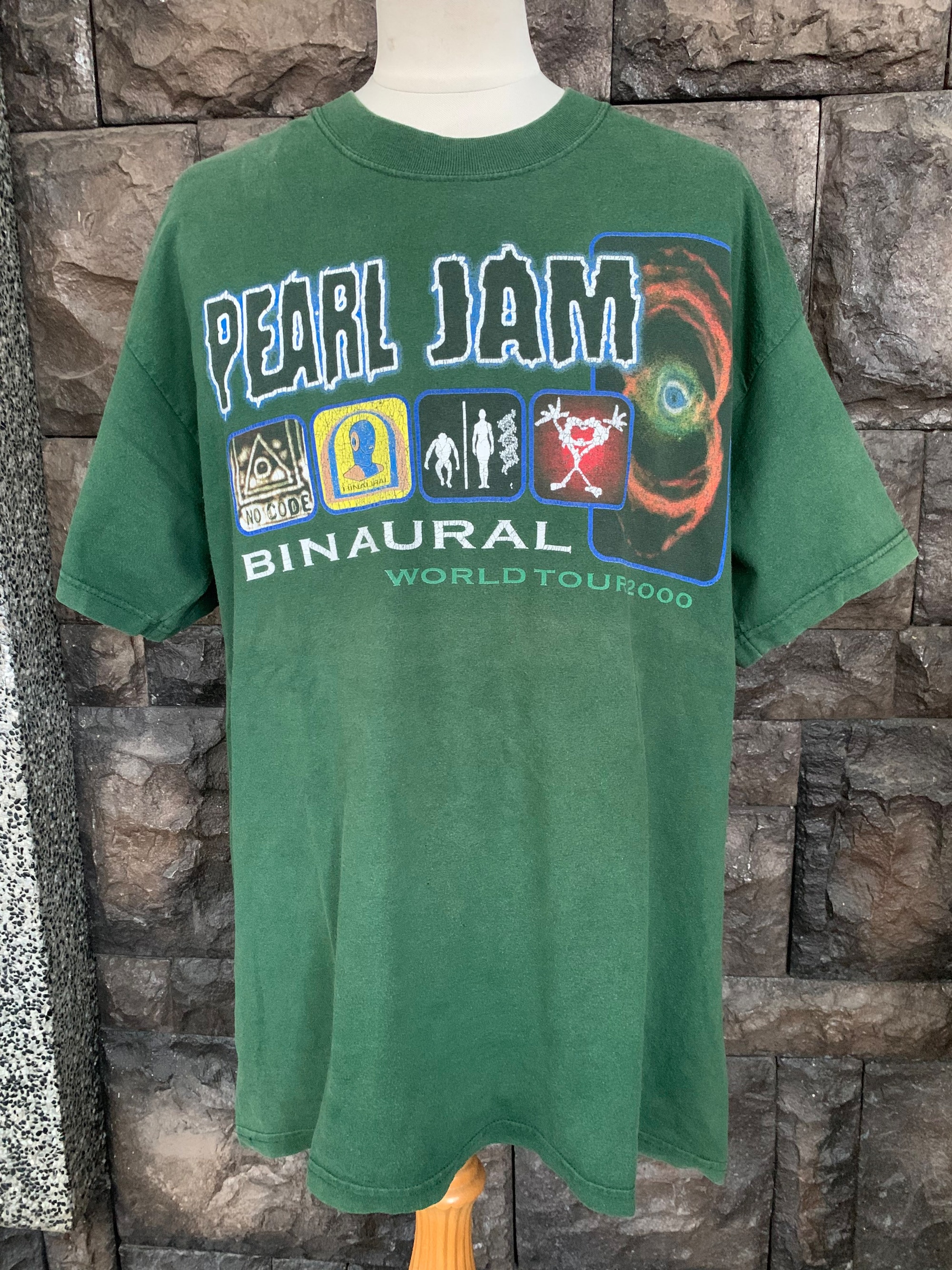 Discover Vintage PEL JAM Binaural World Tour 2000 T-Shirt
