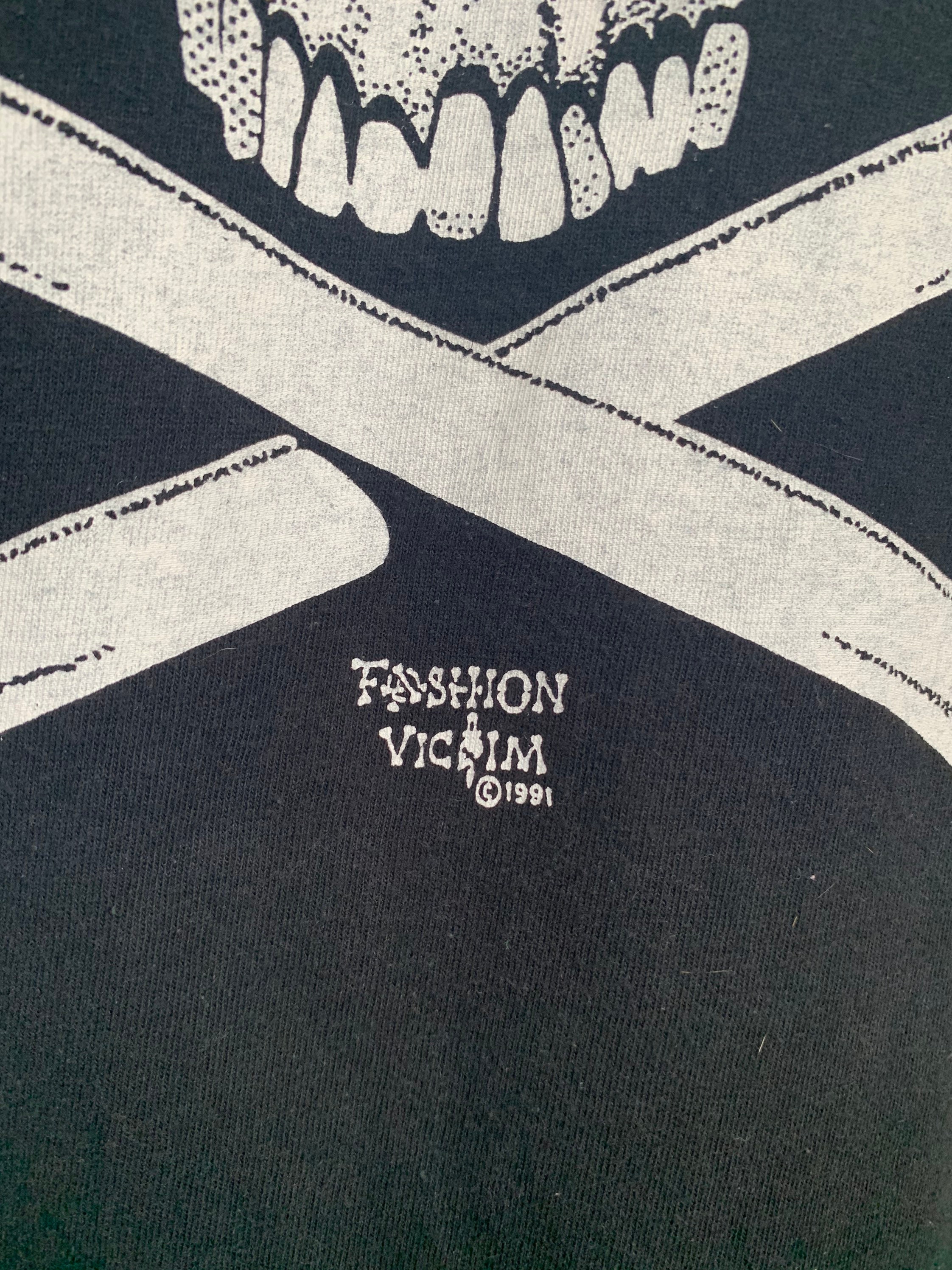 Vintage 90s Fashion Victim Skull and Crossbones Long Sleeve