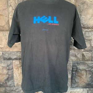 Op de afbeelding: Zwart T-shirt met een blauw en rood "DELL...with computers!" logo.