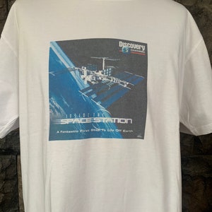 Vintage Entdeckungskanal innerhalb der Raumstation T-Shirt