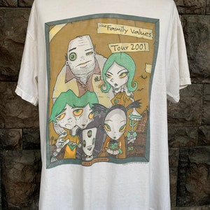 Puede incluir: Camiseta blanca con un estampado gráfico de una familia con el texto "the Family Values Tour 2001" y "Love thy Neighbor".