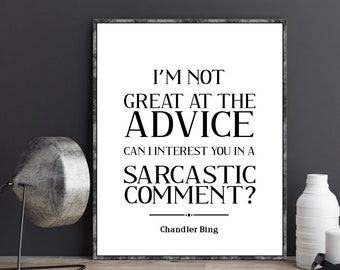 Op de afbeelding: Zwart-witte printbare wandkunst met een citaat van Chandler Bing uit de tv-serie Friends. De quote luidt: "Ik ben niet goed in advies geven. Kan ik je interesseren voor een sarcastische opmerking?"