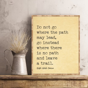Op de afbeelding: Een vintage-stijl print met een citaat van Ralph Waldo Emerson: "Ga niet waar het pad leidt, ga in plaats daarvan waar geen pad is en laat een spoor achter."