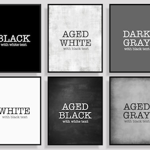 Op de afbeelding: Zes afdrukbare wandkunstprints in zwart, wit en grijs met tekst die "BLACK with white text", "AGED WHITE with black text", "DARK GRAY with black text", "WHITE with black text", "AGED BLACK with white text" en "AGED GRAY with black text" luidt.