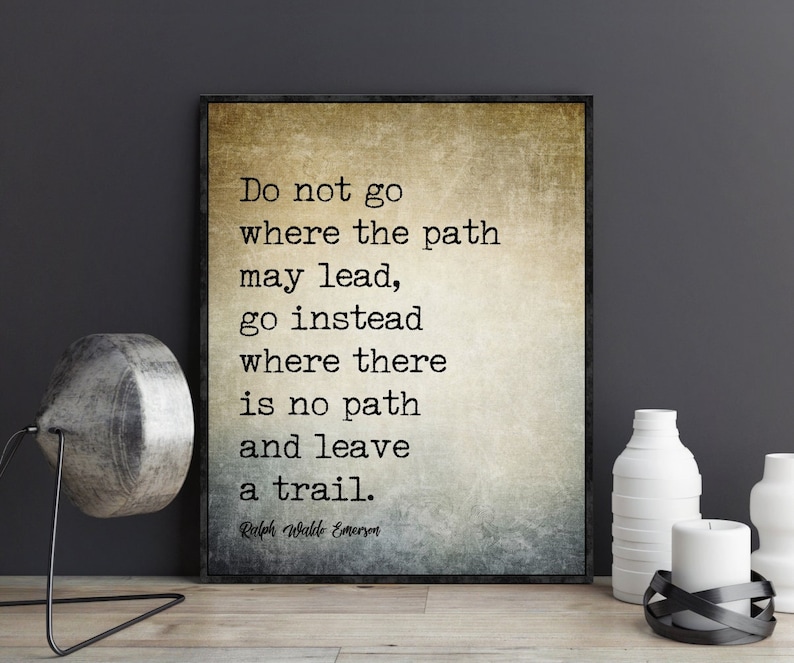 Op de afbeelding: Een vintage-stijl print met een citaat van Ralph Waldo Emerson: "Ga niet waar het pad leidt, ga in plaats daarvan waar geen pad is en laat een spoor achter."