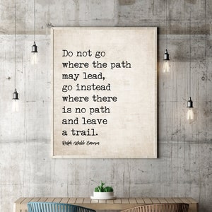 Op de afbeelding: Een ingelijst print met een citaat van Ralph Waldo Emerson: "Ga niet waar het pad leidt, ga in plaats daarvan waar geen pad is en laat een spoor achter."