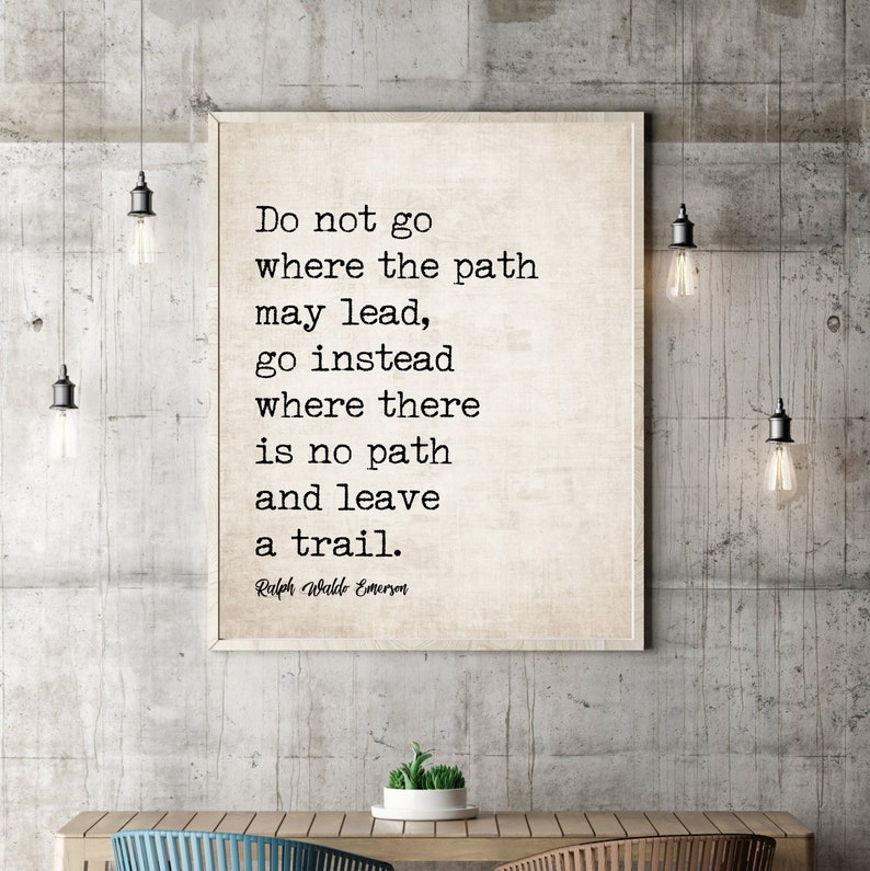 Op de afbeelding: Een ingelijst print met een citaat van Ralph Waldo Emerson: "Ga niet waar het pad leidt, ga in plaats daarvan waar geen pad is en laat een spoor achter."