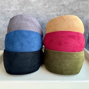 Könnte beinhalten: Fünf Stoff-Haarband in verschiedenen Farben übereinander gestapelt. Die Haarband sind grau, blau, rot, grün und beige.