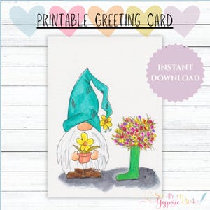 Gnomo con Jarrón de Botas de Lluvia – Tarjeta de felicitación digital dibujada a mano de 12,7 x 18,8 cm (PDF y JPG) + Sobre / PNG adicional para tarjeta electrónica / Interior en blanco / N.° 99