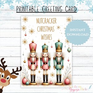 Może przedstawiać: Drukowana kartka z życzeniami z trzema zabawnymi żołnierzykami-dziadkami do orzechów w różowych i turkusowych mundurach. Na kartce widnieje napis "Nutcracker Christmas Wishes" i "Instant Download". Złote gwiazdki i ozdoby zdobią kartkę.