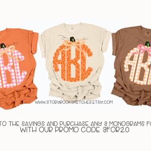 K&ouml;nnte beinhalten: Drei T-Shirts mit einem K&uuml;rbisdesign mit verschiedenen Monogrammstilen. Der K&uuml;rbis ist orange mit einem gr&uuml;nen Stiel und einer rosa Schleife. Die Monogramme sind in einem wei&szlig;en und rosa karierten Muster, einem Leopardenmuster und einem wei&szlig;en und rosa karierten Muster. Der Text am unteren Rand des Bildes lautet "FALL INTO THE SAVINGS AND PURCHASE ANY 3 MONOGRAMS FOR $20 WITH OUR PROMO CODE 3FOR20".