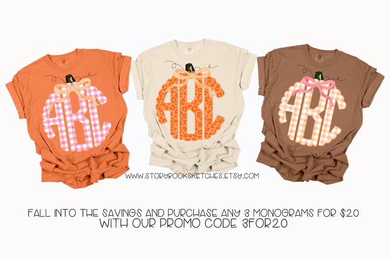 K&ouml;nnte beinhalten: Drei T-Shirts mit einem K&uuml;rbisdesign mit verschiedenen Monogrammstilen. Der K&uuml;rbis ist orange mit einem gr&uuml;nen Stiel und einer rosa Schleife. Die Monogramme sind in einem wei&szlig;en und rosa karierten Muster, einem Leopardenmuster und einem wei&szlig;en und rosa karierten Muster. Der Text am unteren Rand des Bildes lautet "FALL INTO THE SAVINGS AND PURCHASE ANY 3 MONOGRAMS FOR $20 WITH OUR PROMO CODE 3FOR20".