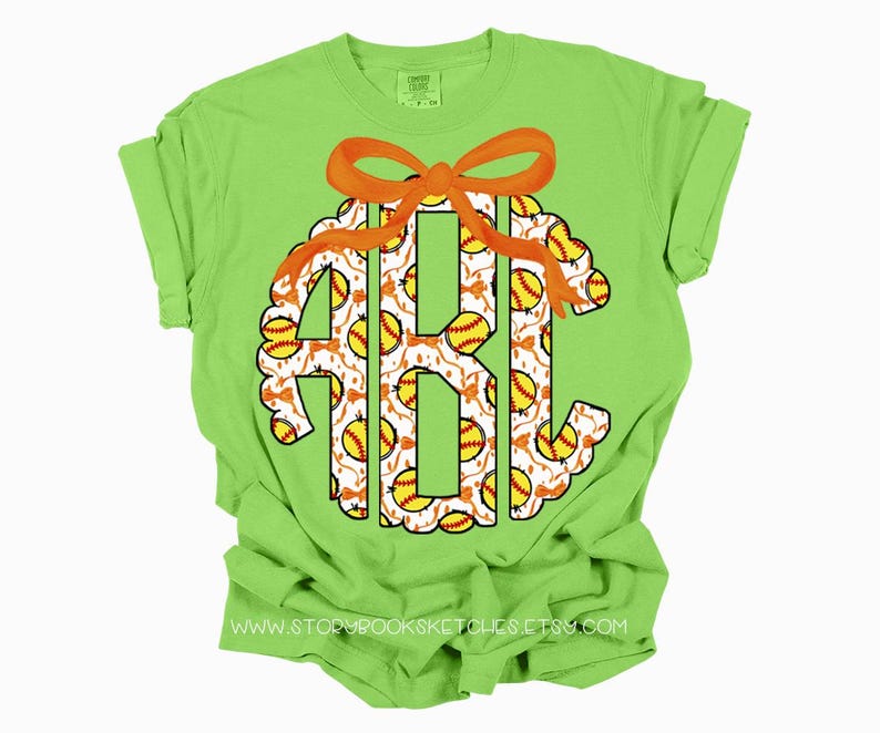 K&ouml;nnte beinhalten: Ein limegr&uuml;nes T-Shirt mit einem Softball-Monogramm-Design. Das Monogramm ist von einem wei&szlig;en und orangefarbenen Softball-Muster umgeben. Das Monogramm ist mit einer orangefarbenen Schleife verziert.