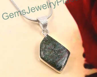 Ciondolo in argento con rubino in zoisite fatto a mano: gioielli con pietre preziose naturali