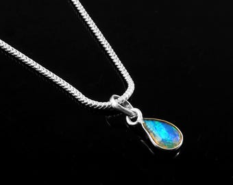 Collar de ópalo azul verdoso — Colgante de lágrima de plata de ley — Delicado regalo de joyería minimalista
