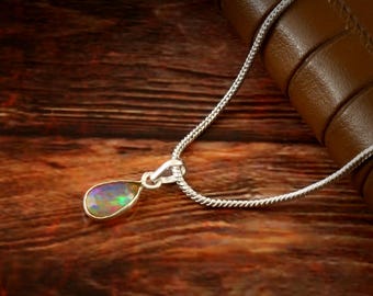 Collar de lágrima de ópalo azul verdoso — Colgante de plata de ley — Delicado regalo de joyería minimalista con piedras preciosas